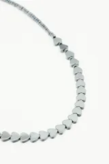 Collar corto de hematita con cuentas en forma de corazón.