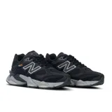Championes New Balance modelo U9060ORA, color negro con detalles en gris y logo "N" en blanco.