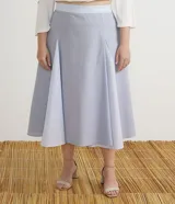 Falda midi de tricoline celeste y blanco, con cintura elastizada en la parte trasera y pliegues frontales en contraste.