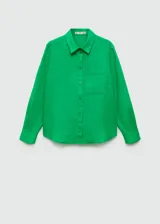 Camisa verde de lino con cuello camisero, manga larga con puños abotonados, bolsillo de parche en el pecho y cierre frontal con botones.