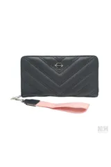 Billetera negra con textura matelaseada en forma de chevron y aplique metálico con forma de labios. Incluye correa de muñeca desmontable color rosa.