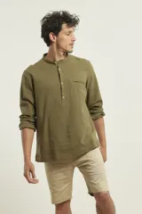 Camisa amarilla de lino con cuello mao y manga larga.