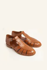 Sandalias de cuero color marrón claro, con diseño de tiras entrecruzadas y hebilla lateral.