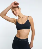 Top deportivo negro de poliamida y elastano, con breteles finos, copas removibles, escote en la espalda y sin estampado.