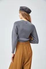 Pantalón babucha color marrón de crepe viscosa con cintura alta y elástico en la espalda. Presenta bolsillos laterales y cierre invisible en el lateral. El ruedo tiene elástico interno.