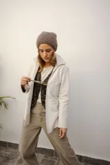 Campera de cuero color marrón con detalles en nácar.