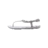 Sandalia de dedo color gris con apliques de tachas piramidales y tira al tobillo con hebilla.