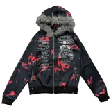 Campera con cierre frontal, capucha forrada con pelo sintético gris y estampado de texto y salpicaduras rojas sobre fondo negro.