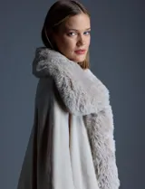 Ruana tejida color crema de la marca Adrienne Vittadini, con cuello, delantera y puños con aplique en símil piel. Delantera con abertura central y botón trenca.