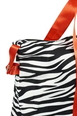 Bolso tipo tote negro con base rígida, doble asa corta azul y cierre superior con cremallera.