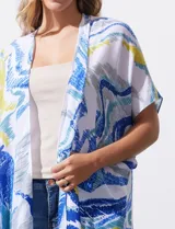 Kimono tejido de poliéster, marca Do Everything In Love, con mangas amplias estilo japonés y terminación de ruedo con borlas.