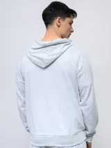 Canguro negro de felpa sin frisa con capucha y logo Umbro bordado en rojo en el pecho. Cuenta con bolsillo tipo canguro y cordones ajustables en la capucha.