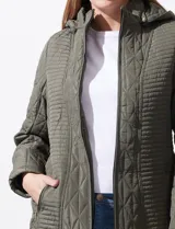 Campera negra capitoneada marca Weatherproof, con capucha desmontable, cierre central y bolsillos delanteros.