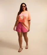 Remera de algodón color durazno con cuello redondo y mangas cortas. Estampa frontal de un cocktail con apliques de lentejuelas.
