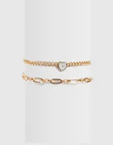 Set de dos chokers dorados con diferentes cadenas de eslabones. Uno de los chokers tiene un dije de reloj con forma de corazón.
