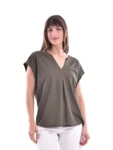Blusa blanca de corte holgado, con cuello en V y mangas cortas.