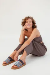 Sandalias de cuero color celeste con tiras horizontales y apliques plateados.