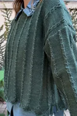 Sweater verde oscuro de tejido de punto con textura y brillo, de grosor intermedio y largo a la cadera.