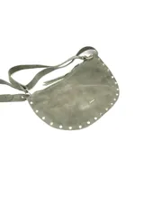 Bolso bandolera de gamuza color verde oliva, con forma de media luna y tachas metálicas plateadas en el borde inferior. Tiene correa larga ajustable y logo pequeño en el frente.