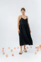 Vestido largo negro de gasa de algodón con breteles finos y escote en V.