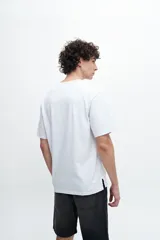 Remera básica de algodón en color gris, con corte recto y manga corta.