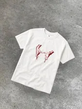 Remera blanca de algodón con estampado de dos manos entrelazadas en color rojo.