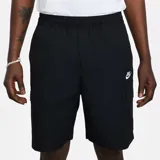 Short negro de tejido woven con logo Nike Swoosh estampado en blanco, corte holgado, cintura elástica con cordón ajustable y bolsillos cargo laterales.