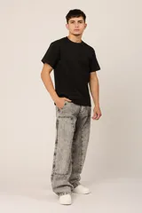 Pantalón jean gris con efecto lavado y corte amplio.