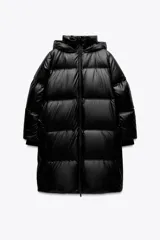 Plumífero largo negro con cuello alto y capucha ajustable con cordón elástico y stopper. Manga larga y puño interior en tejido efecto scuba. Bolsillos en delantero con interior en polar fleece. Bajo ajustable con cordón elástico y stopper. Cierre frontal con cremallera termosellada.