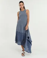 Vestido midi sin mangas en jersey de algodón color celeste, con falda asimétrica combinada con voile. Tiene cuello a la base y teñido acid que le da efecto gastado.