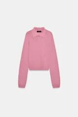 Jersey de punto color rosado, con cuello polo, manga larga y botones frontales.