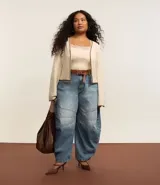 Cardigan plus size abierto, hecho de punto color crema con detalle de acabados contrastantes en marrón.