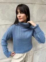 Sweater marrón de punto con cuello alto y mangas largas.