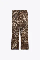 Pantalón de tiro medio con estampado animal, cintura con trabillas, bolsillos laterales ocultos y cierre frontal con cremallera, botón y ganchos metálicos.