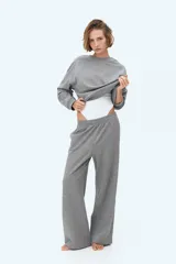 Pantalón deportivo gris de corte recto, con cintura elástica y bolsillos laterales.