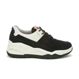 Zapatillas urbanas de cuero negro con detalles en blanco y suela chunky.