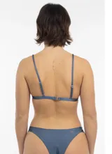 Top de bikini azul con corte triangular y tirantes finos.
