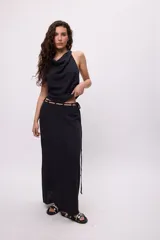 Falda larga negra de algodón con detalle de caderín con lazo.