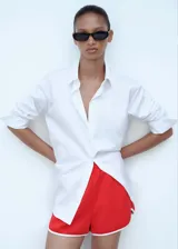 Short deportivo rojo con cintura elástica, terminaciones en contraste color blanco y dos bolsillos laterales.