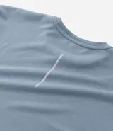Remera deportiva masculina color azul marino, de corte comfort, cuello redondo y manga corta. Confeccionada en tech fleece con tecnología Dry, que permite la transpiración y secado rápido.