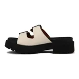 Sandalia tipo mule de plataforma gruesa y negra, con dos tiras anchas ajustables con hebillas metálicas plateadas.