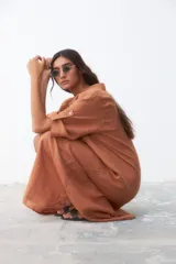 Vestido camisero color ocre de lino, con cuello clásico, mangas 3/4 con botón para sujetar y cierre frontal con botones.