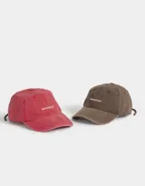 Gorra de gabardina color marrón con efecto lavado y bordado frontal con la frase "Another Cap". Ajuste trasero con hebilla metálica.