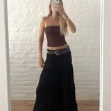Pollera larga de color negro con elástico en la cintura.
