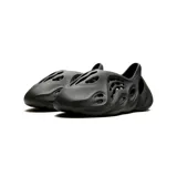 Zueco Adidas Yeezy Foam Runner color negro.