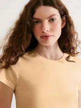 Camiseta de manga corta color terracota, con cuello redondo y corte ajustado.