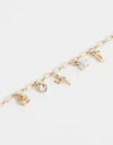 Pulsera dorada con cadena de eslabones y dijes colgantes: angelito, perla, corazón, moño y corona.