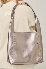 Cartera tipo shopper color negro, con apliques de tachas plateadas en los laterales y logo de la marca en la parte inferior.