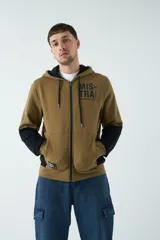 Campera marrón de felpa con capucha, cierre frontal y bolsillos laterales con cierre. Presenta mangas largas negras y logo de la marca estampado en el pecho.