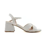 Sandalias blancas de cuero sintético con textura tipo cocodrilo, tiras cruzadas en el empeine, pulsera con hebilla al tobillo y tacón cuadrado bajo.